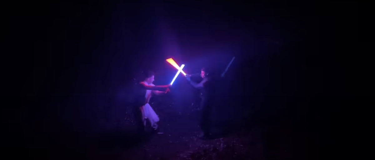 Charger la vidéo: Vidéo de duel au sabre laser